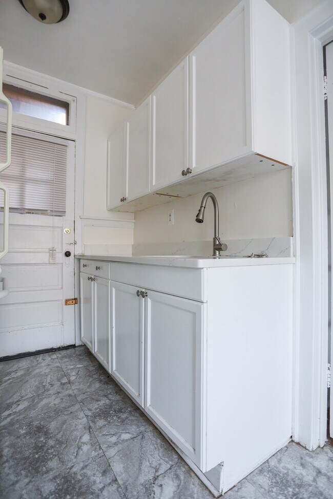 Building Photo - 5051 N Glenwood Ave
