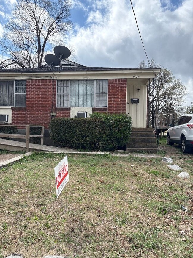 Building Photo - 925 Lee Ave