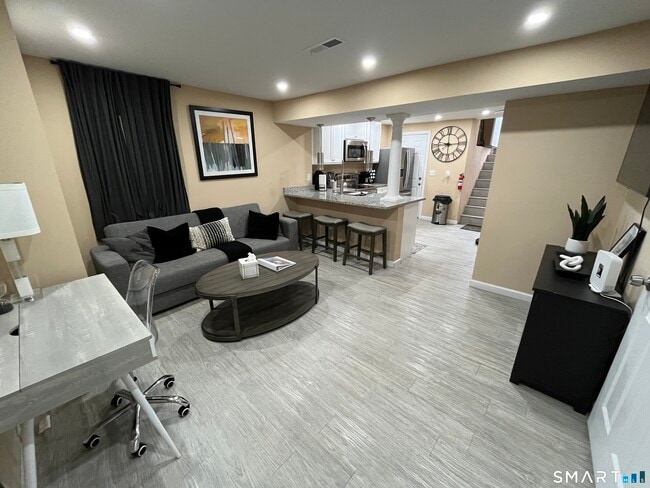 Building Photo - 246 Hallock Ave