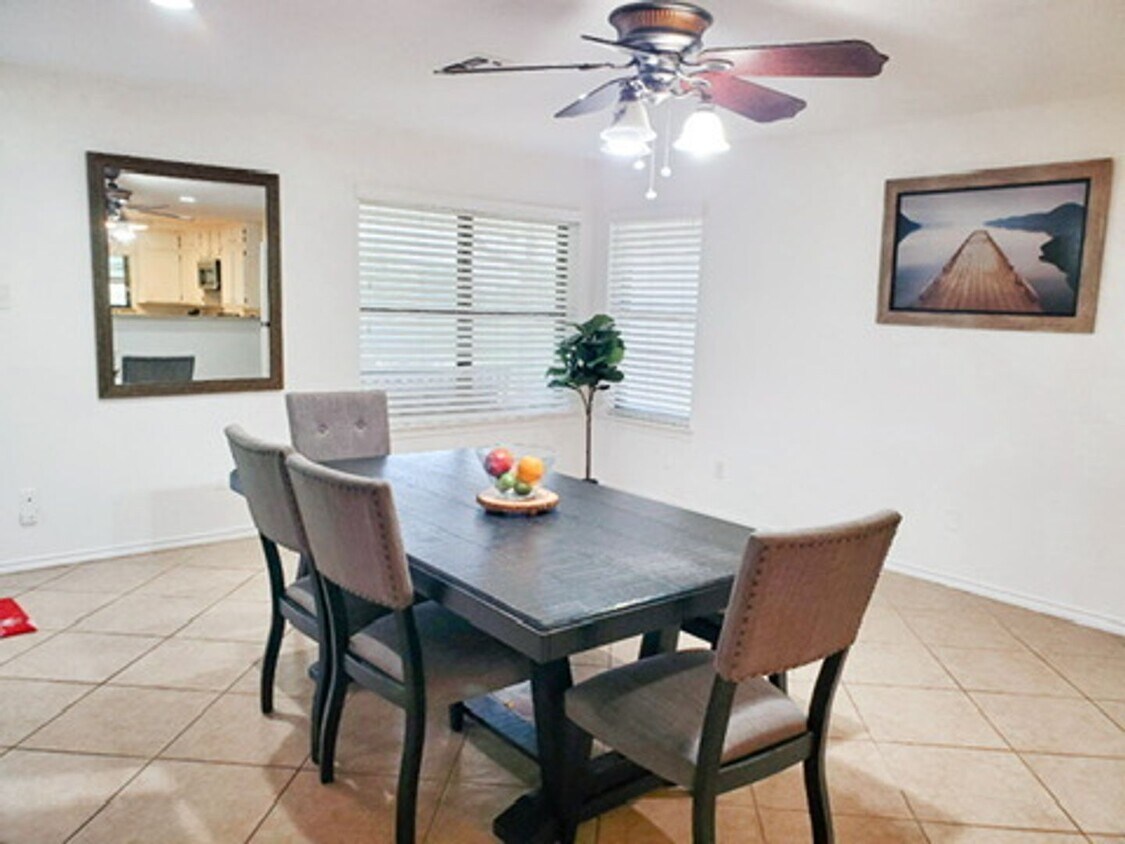 Building Photo - 6 bed, 3 bath house on 2+ acres in Burleso...