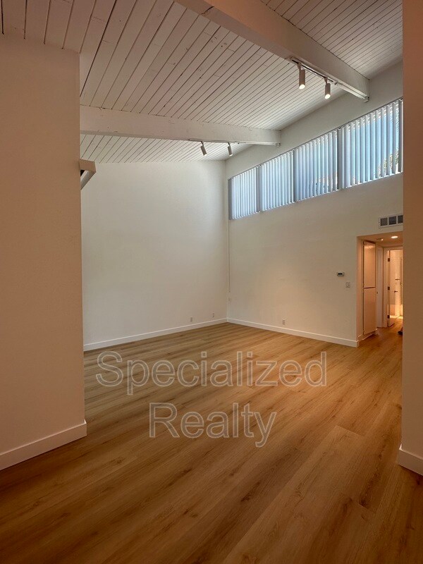 Foto del edificio - 12325 Moorpark St