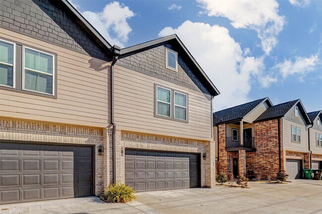 Building Photo - 4677 Bellfort Ave