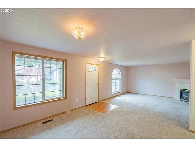 Foto del edificio - Freshly interior painted home. Discover th...