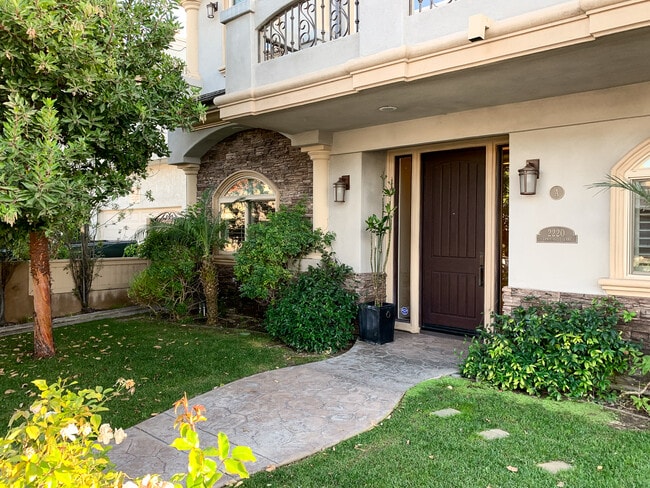 Foto del edificio - 2220 Vanderbilt Ln
