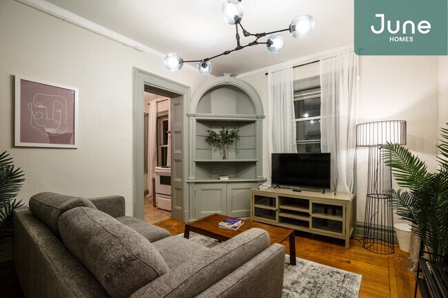 Building Photo - ROOM ONLY in 4-bed/1.0-bath Home