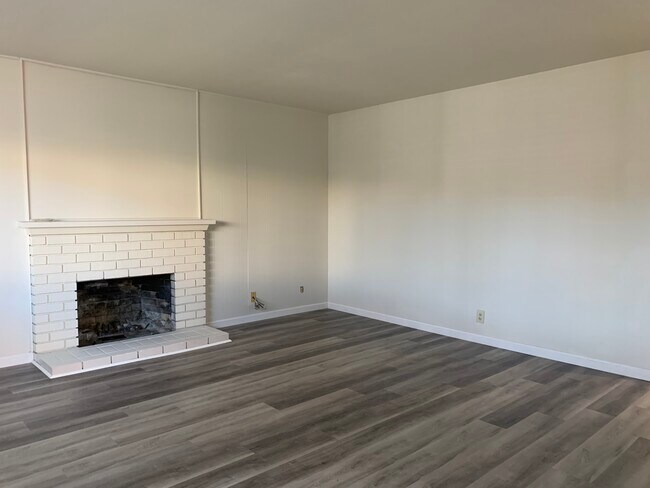 Building Photo - 1319 Essex Way