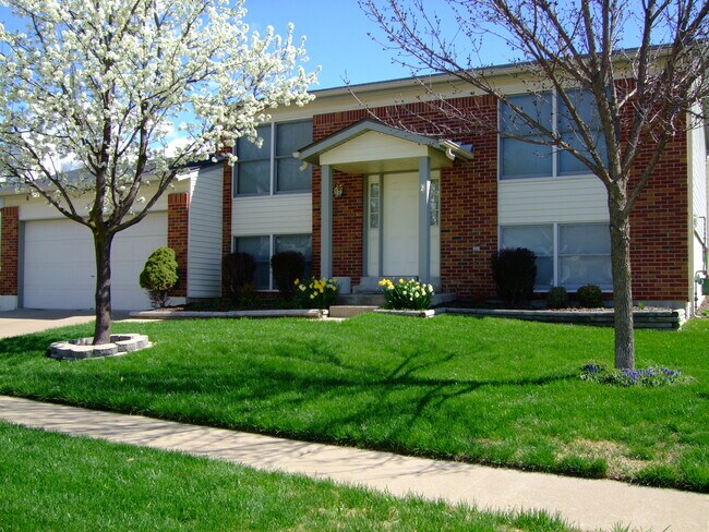 Front - 12137 Glenpark Dr