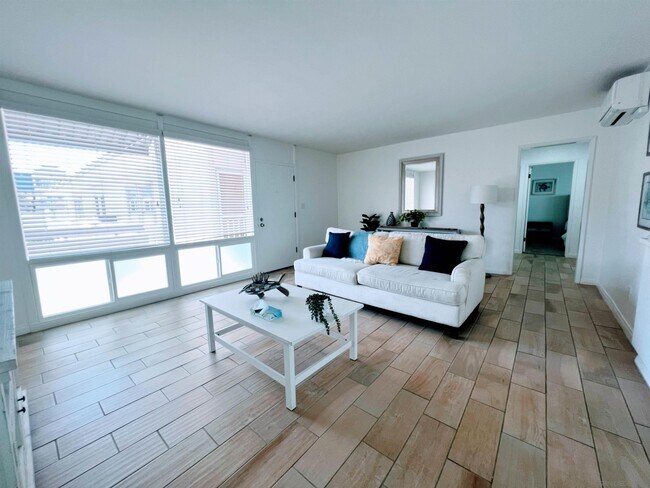 Building Photo - 1111 Adella Ave