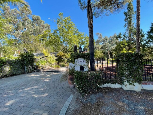 Foto del edificio - 26645 Altamont Rd