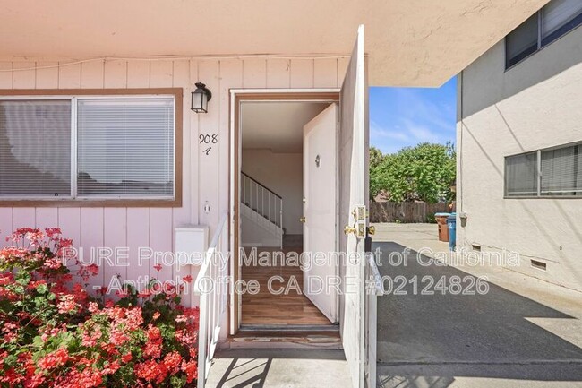 Building Photo - 908 Minaker Dr