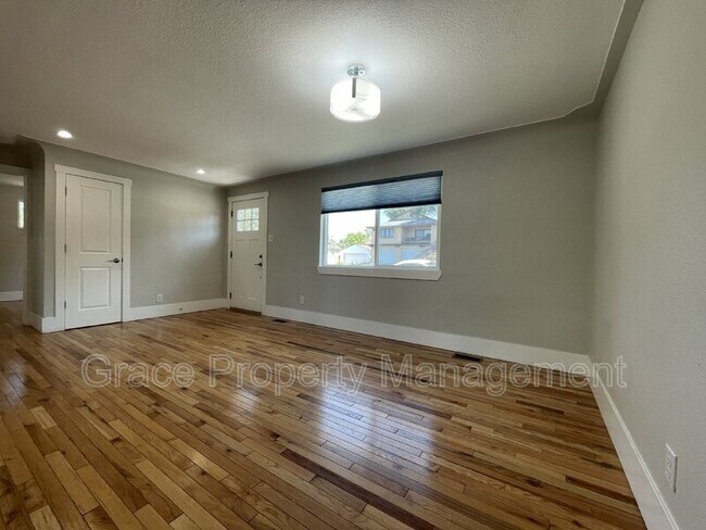 Foto del edificio - 1025 Newton St