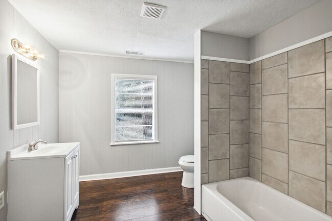 Foto del edificio - Large 2BR/2BA Eastside Savannah House For Rent