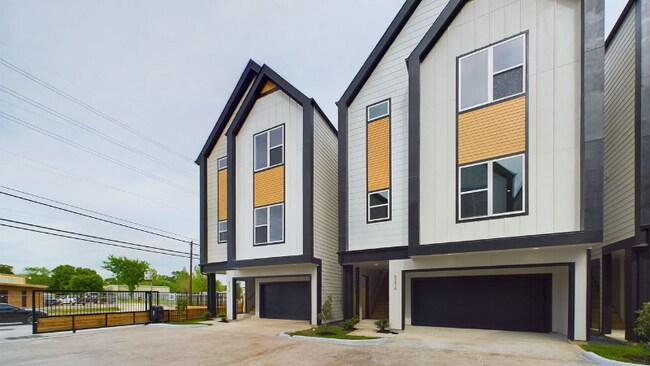 Building Photo - 5208 Pine Tree Dr