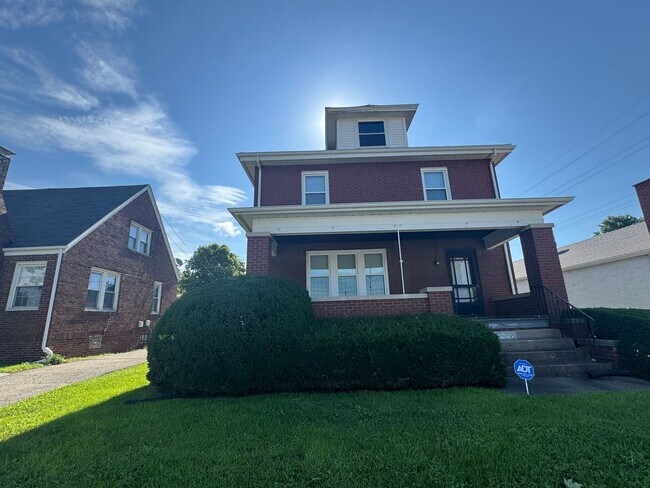 Foto del edificio - Old Charm, New Shine: Spacious 4 Bed, 1 Ba...