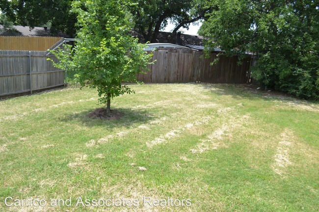 Building Photo - 3 br, 2 bath Apartment - 1704 Post Oak Ct