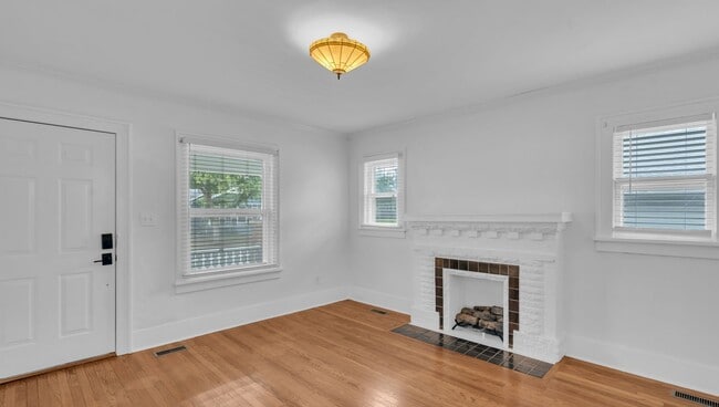 Building Photo - Updated 2 Bed, 1.5 Bath in Tulsa!