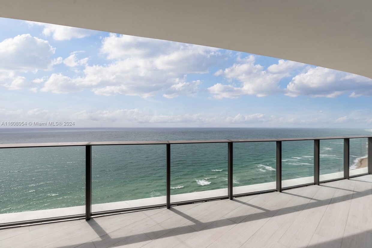 Foto principal - 15701 Collins Ave