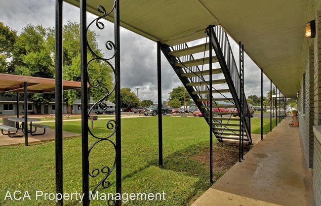 Building Photo - 2 br, 1 bath Apartment - 400 Linda Drive