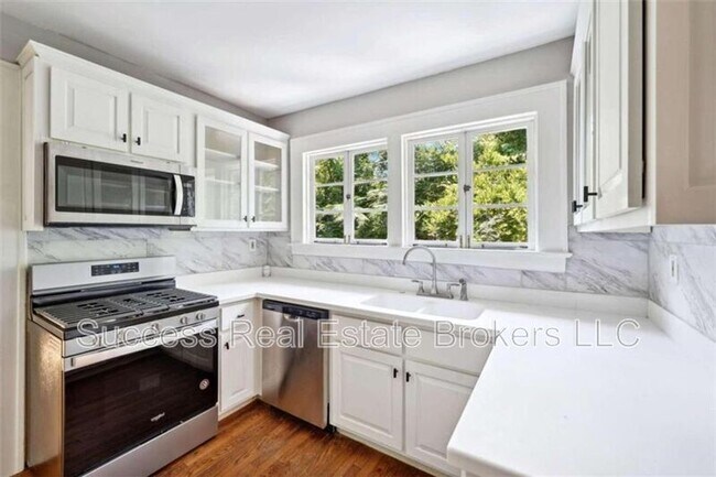 Foto del edificio - 619 Cooledge Ave NE