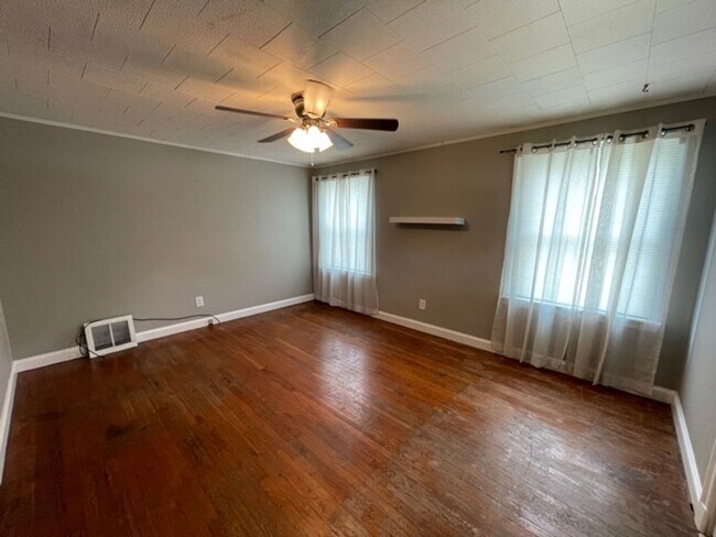 Building Photo - 3 Bedroom/2 Bath House