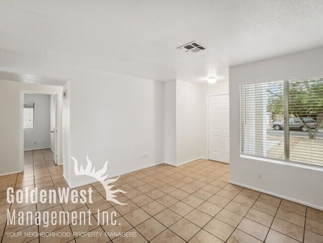 Building Photo - Stunning 3Bdm 2Ba Home with a Private Yard.