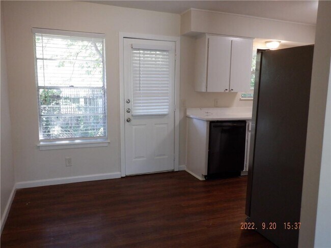 Building Photo - 5002 Suburban Dr
