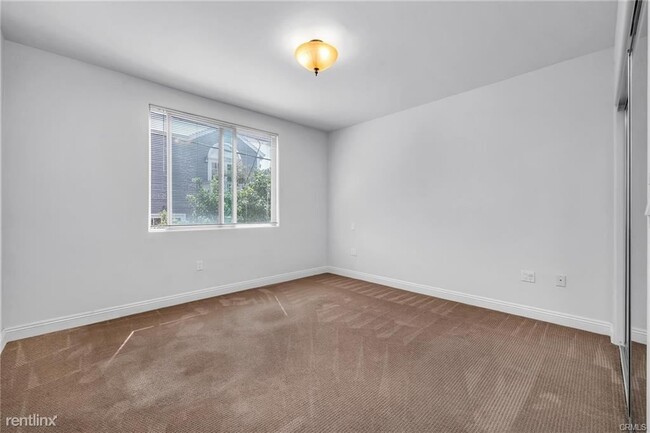 Building Photo - 3 br, 2.5 bath Condo - 1835 S Barrington A...
