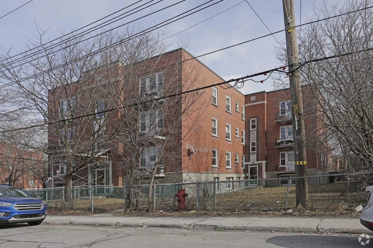 Building Photo - 4920 Av Barclay