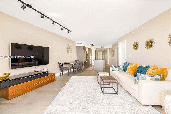 Building Photo - 9821 E Bay Harbor Dr