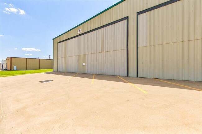 Foto del edificio - 572 Aviator Dr
