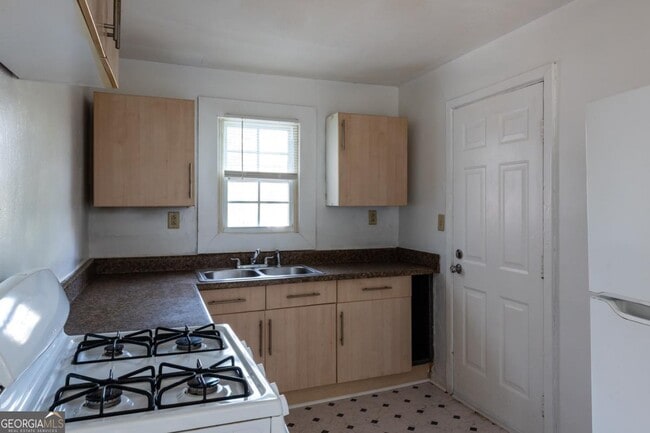 Building Photo - 1801 Oakmont Dr NW