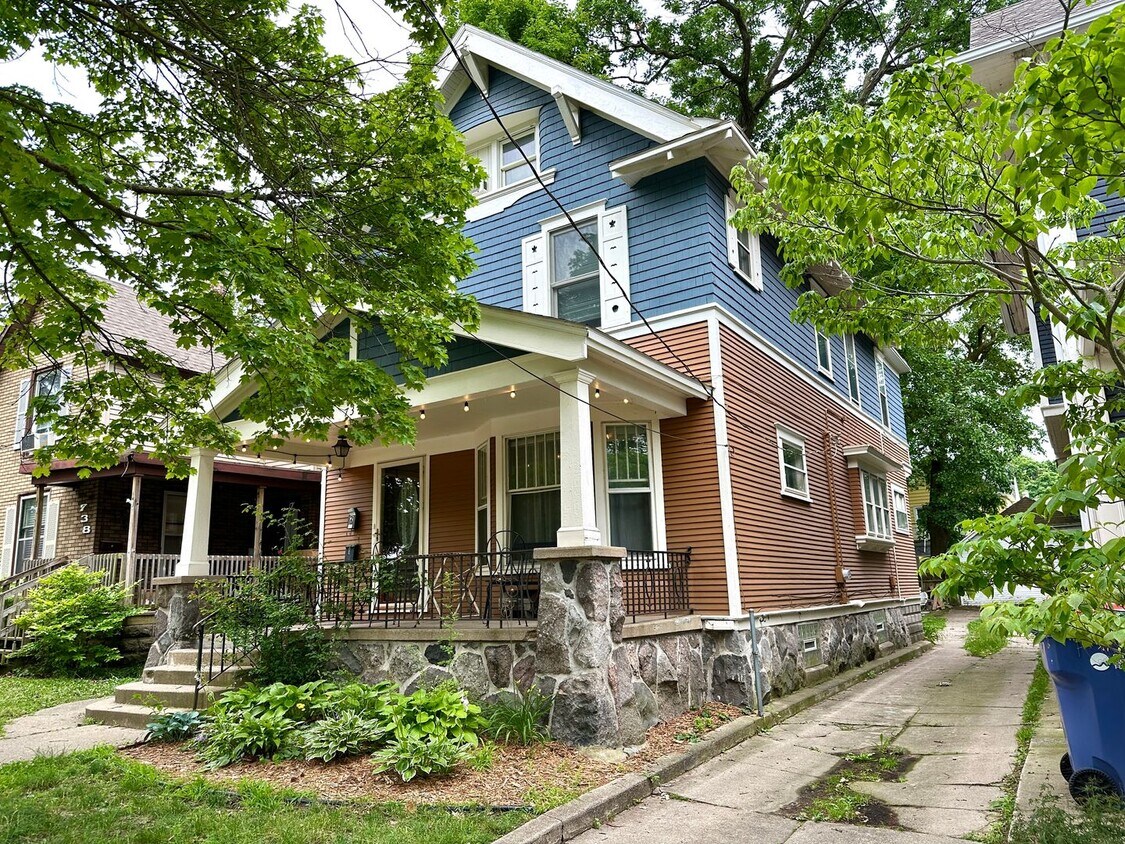 Primary Photo - 734 Fountain St NE