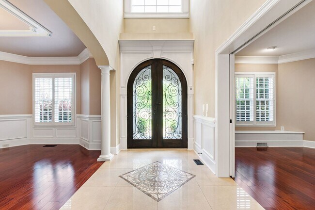 Building Photo - Elegant 5-Bedroom Residence with Luxurious...