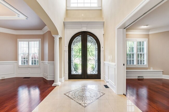 Foto del edificio - Elegant 5-Bedroom Residence with Luxurious...