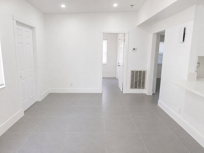 Foto del edificio - 6340 Rodman St