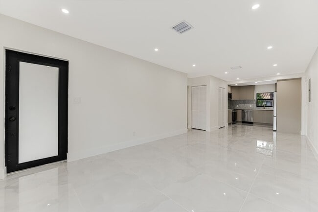 Building Photo - Beautifully renovated 4 bed 2 bath home with a large backyard and parking.