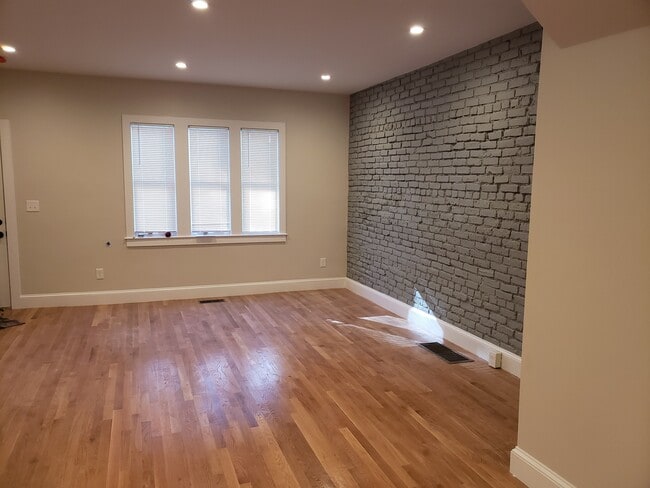 Building Photo - 124 Sutherland Rd