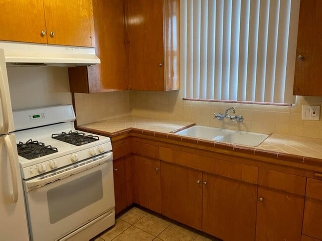 Building Photo - Charming 1 Bedroom, 1 Bath Upstairs Condollll