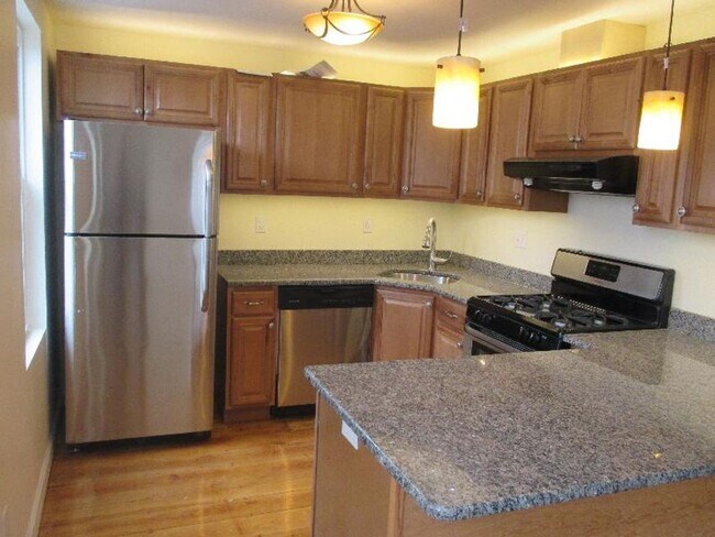 Foto del edificio - Large 3Bed/2Bath apartment in Brookline Village, close to public transportation