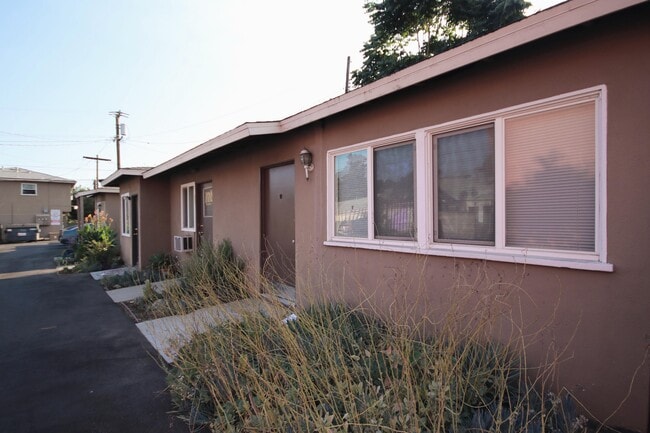 Building Photo - 9420 Las Tunas Dr