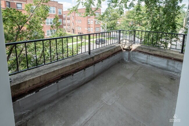Foto del edificio - Modern 4BR Apartment with Hardwood Floors, Balcony & Central A/C