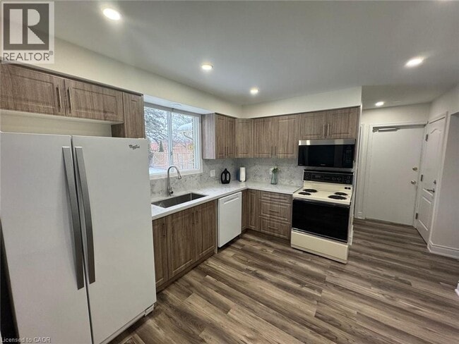 Building Photo - 389 Dunvegan Dr