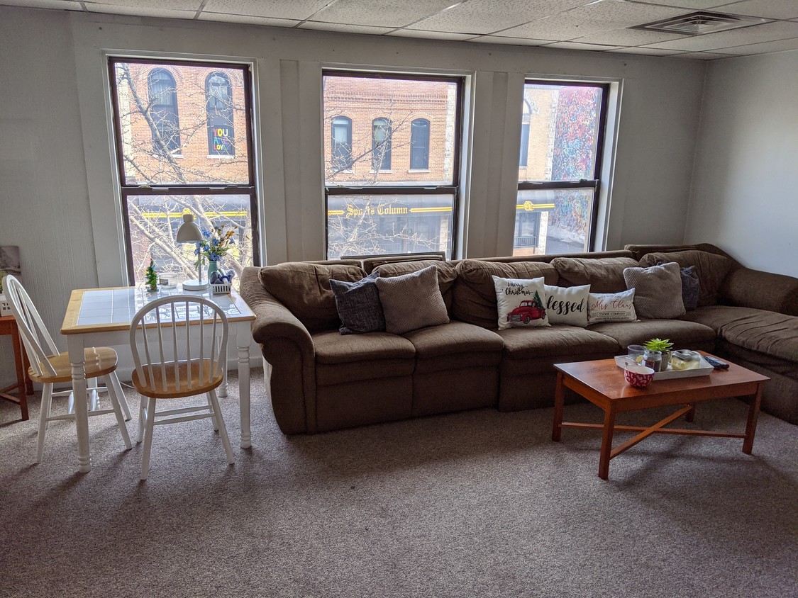 Spacious living room - 9 S Dubuque St