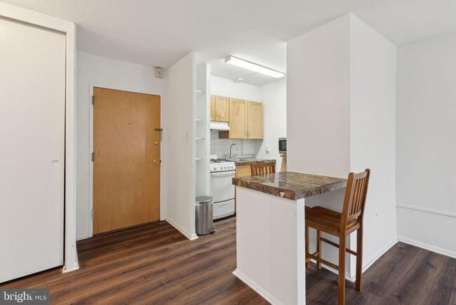 Building Photo - 2101-17 Chestnut St