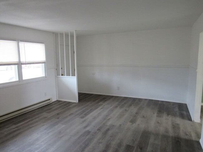 Building Photo - Updated 2 bedroom unit in Triplex
