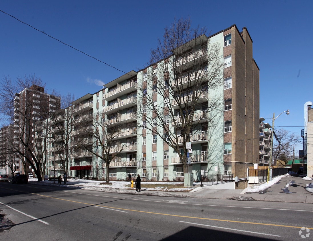 Cosburn Heights 100 Cosburn Ave Toronto, ON