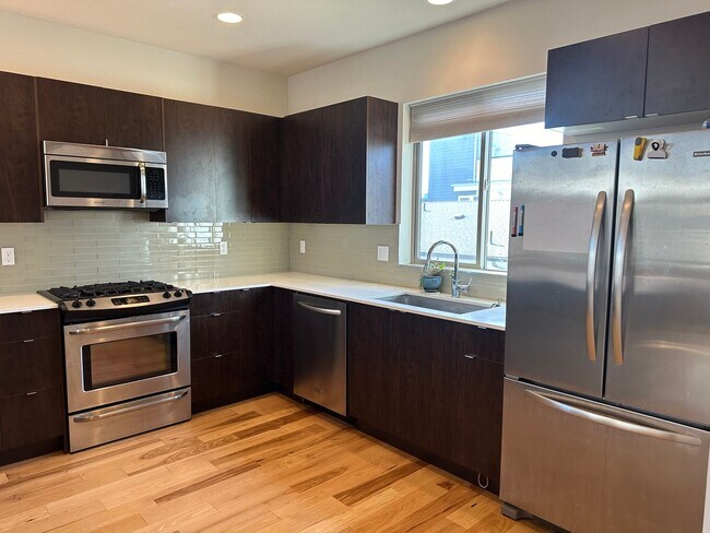 Foto del edificio - Location! Location! Modern 3 bed, 2.5 bath, Townhome near Greenlake!