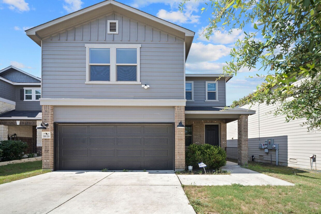Primary Photo - 4 Bedroom 2.5 Bathroom located in Overlook...