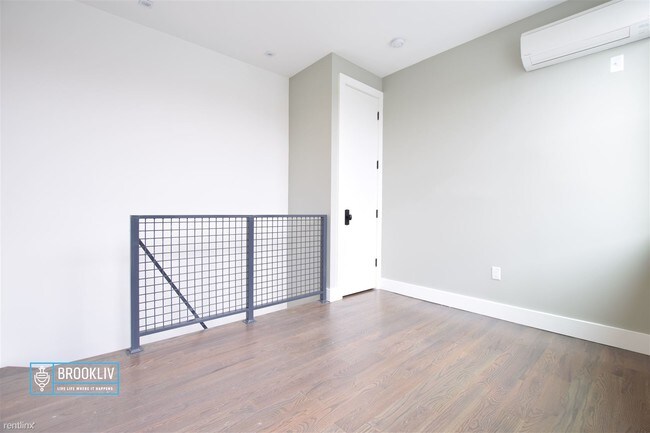 Building Photo - 295 Montgomery St