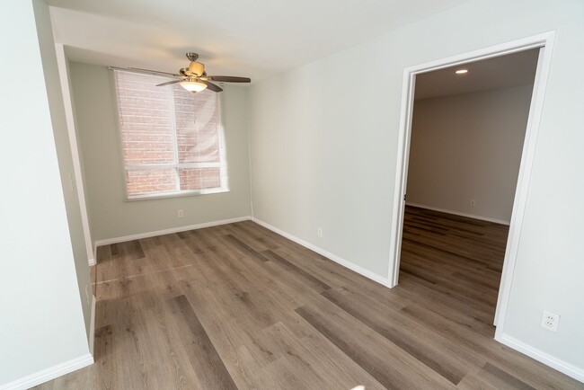 Interior Photo - 314 South Manhattan Place